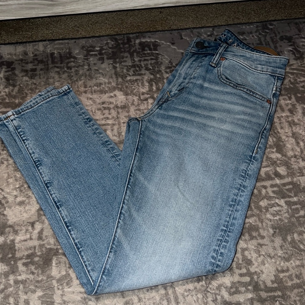 American Eagle non distressed 29/30 jeans never worn without tags.
